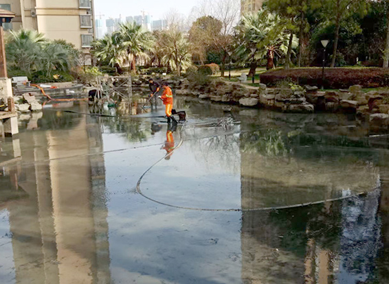 幸福路街道景观池淤泥清理