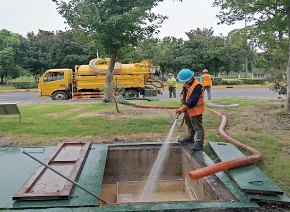 幸福路街道化油池清理