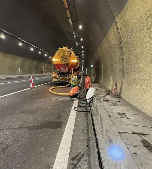 幸福路街道隧道排水渠清淤